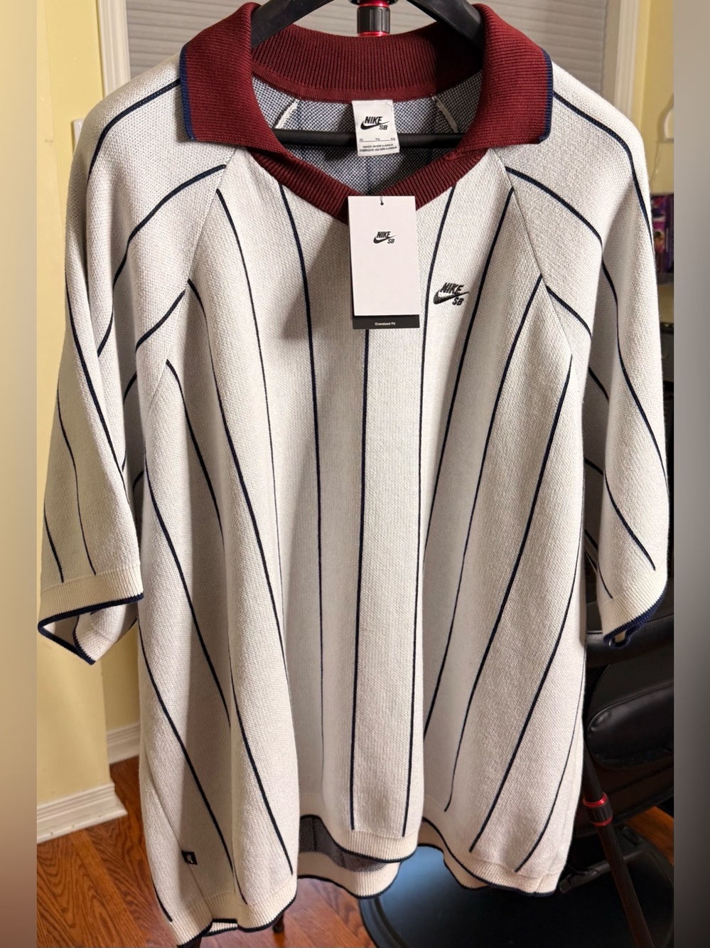 Gorgeous Nike Men’s V-Neck SB Top!!!